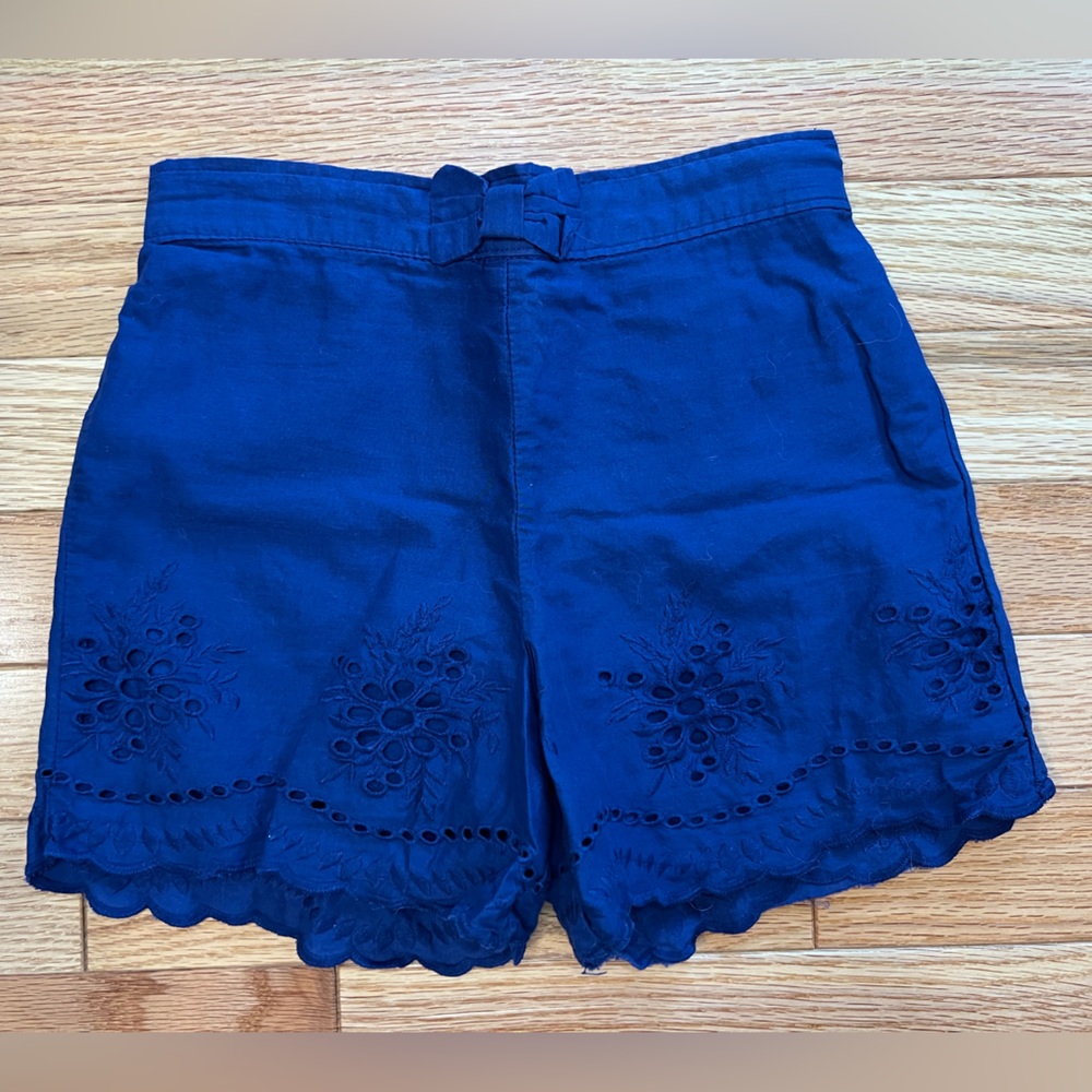 Crown & Ivy Kids - Girls scalloped shorts, size 8. Like new!